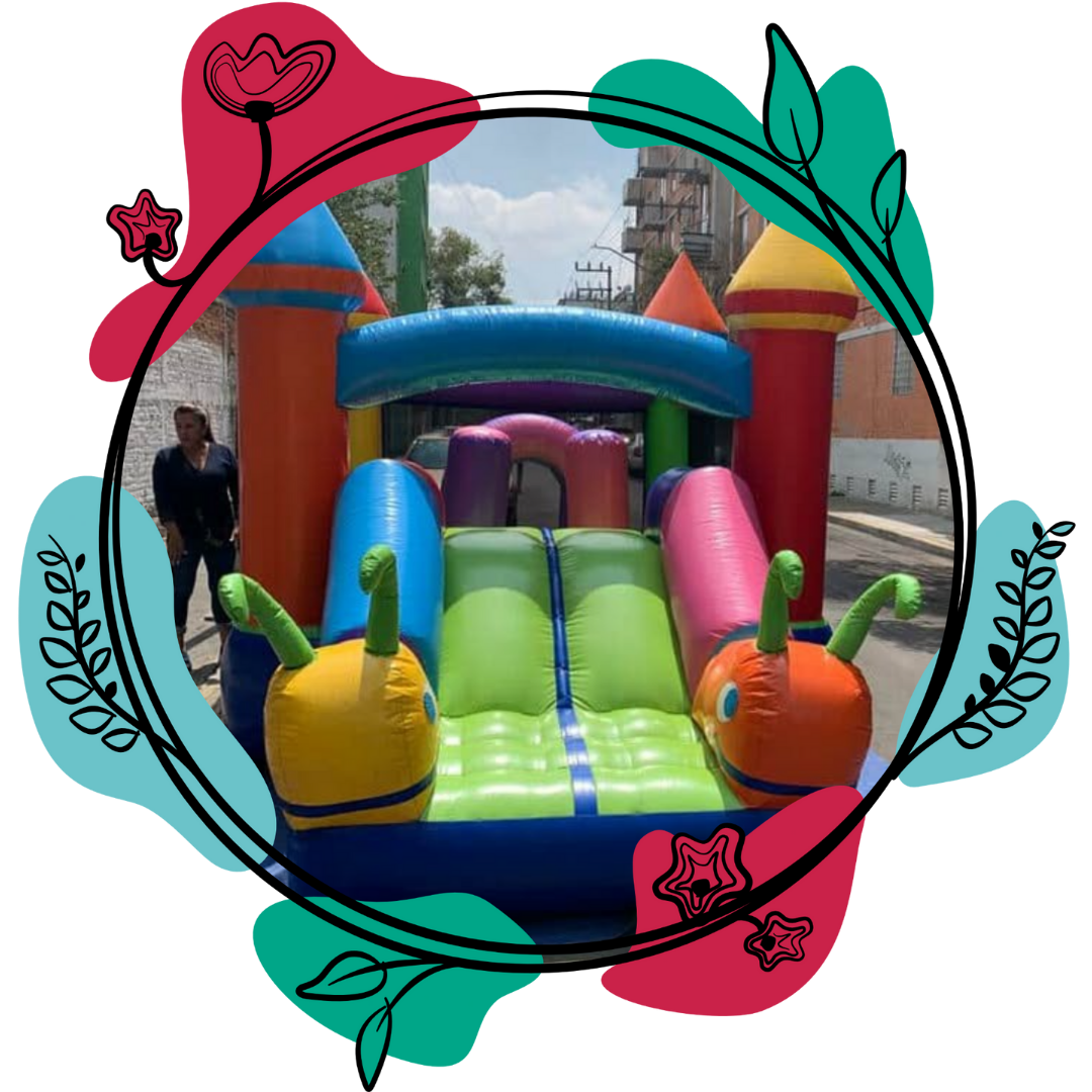 Niños jugando en inflable